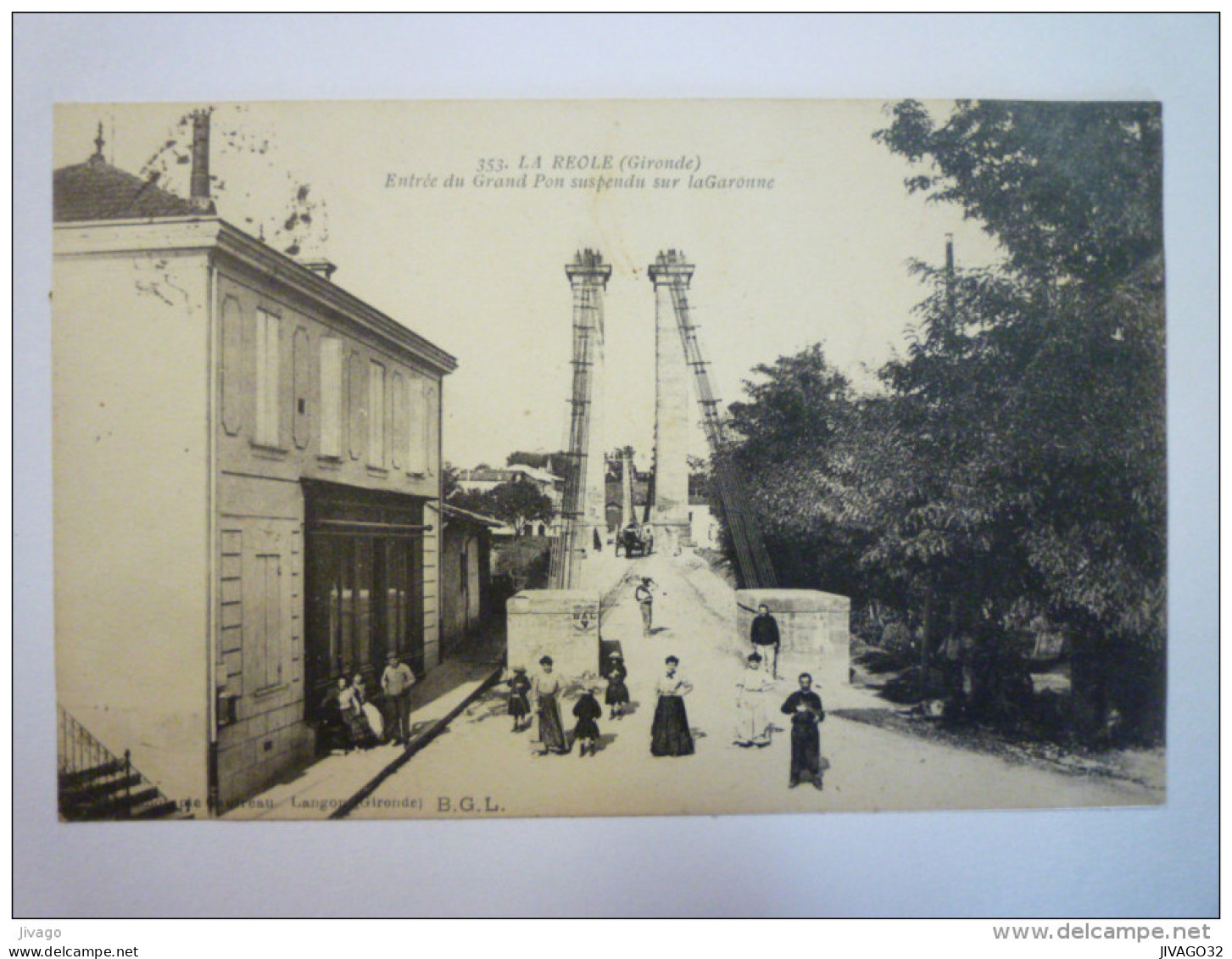 LA REOLE  (Gironde)  :  Entrée du Grand Pont suspendu sur la Garonne     1918