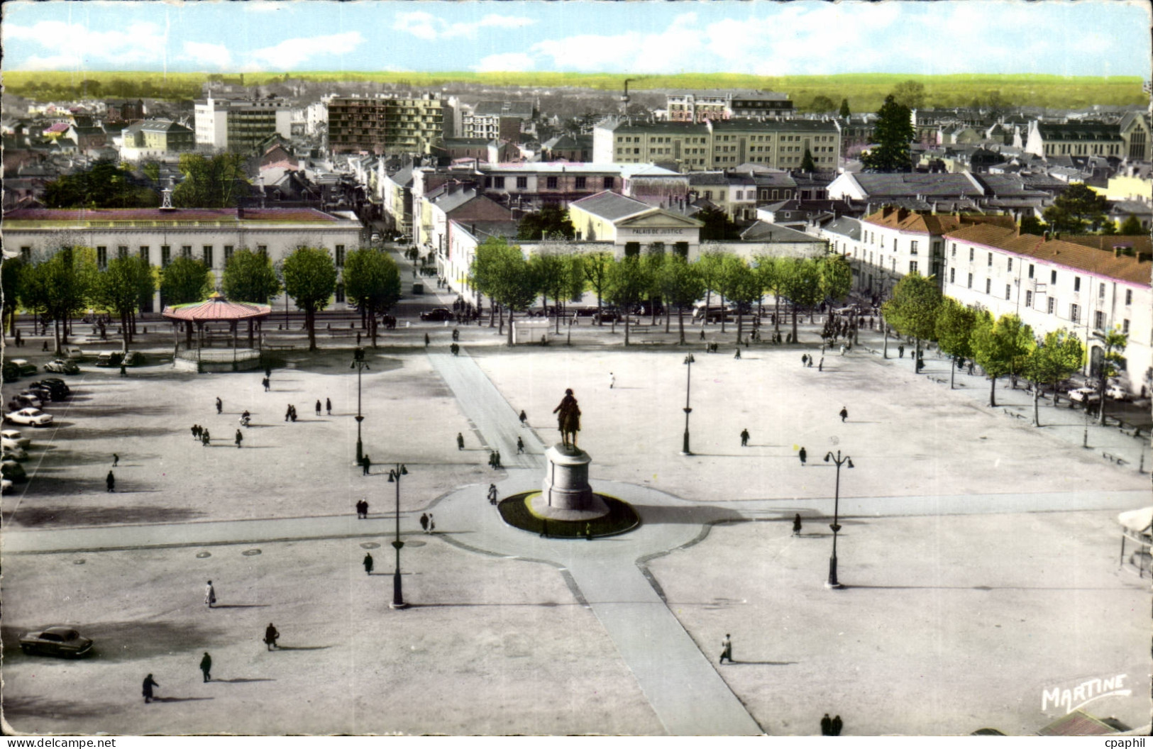 La Roche sur Yon CPA La place Napoleon