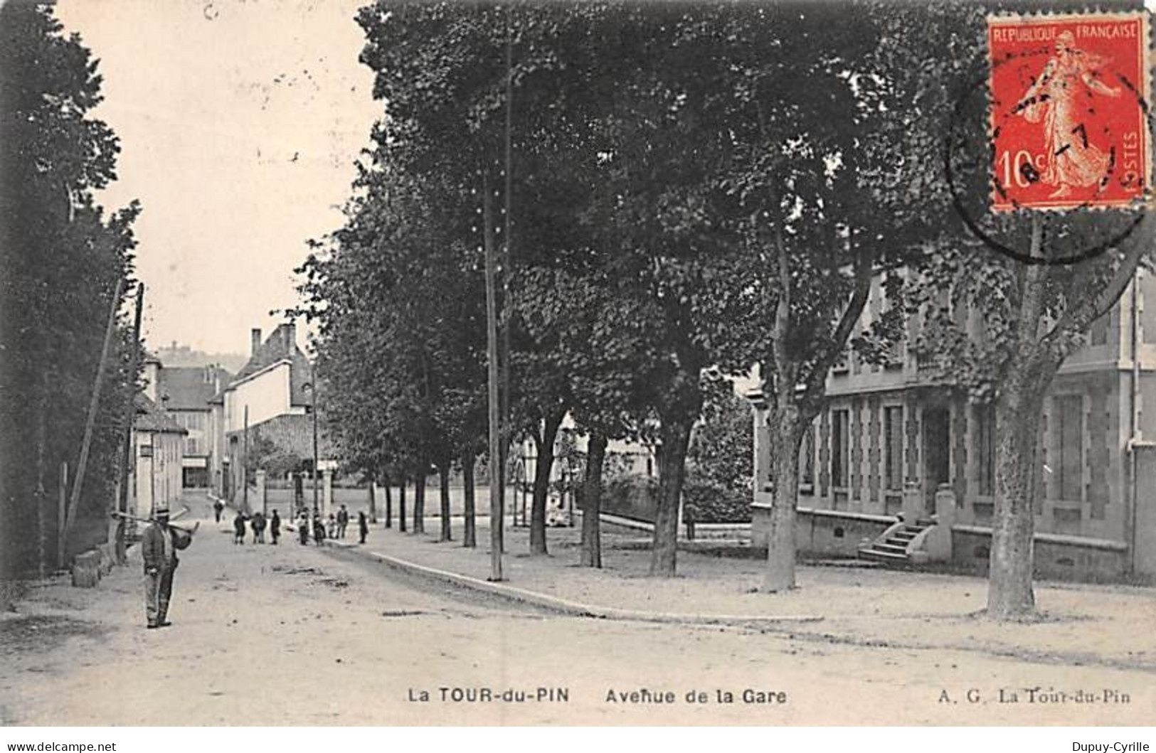 LA TOUR DU PIN - Avenue de la Gare - très bon état