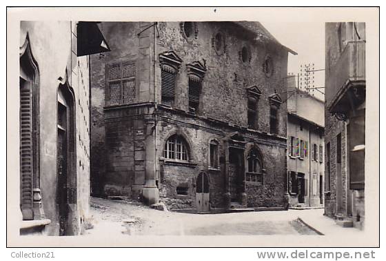 LA TOUR DU PIN ... LA MAISON DES DAUPHINS