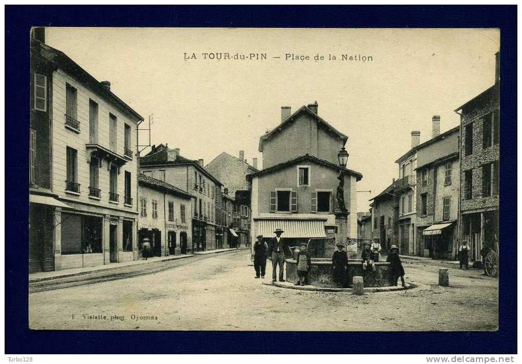 LA TOUR DU PIN - Place de la Nation.