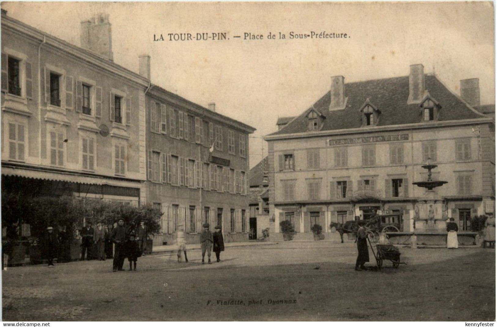 LA tour du Pin - Place de la Sous Prefecture