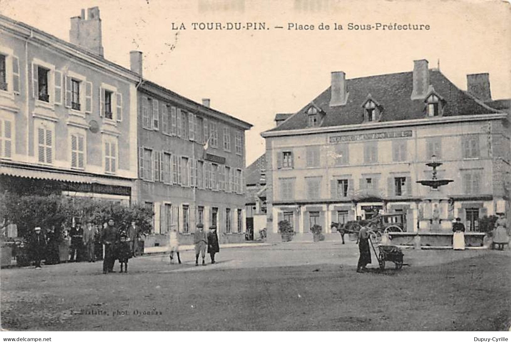LA TOUR DU PIN - Place de la Sous Préfecture - très bon état