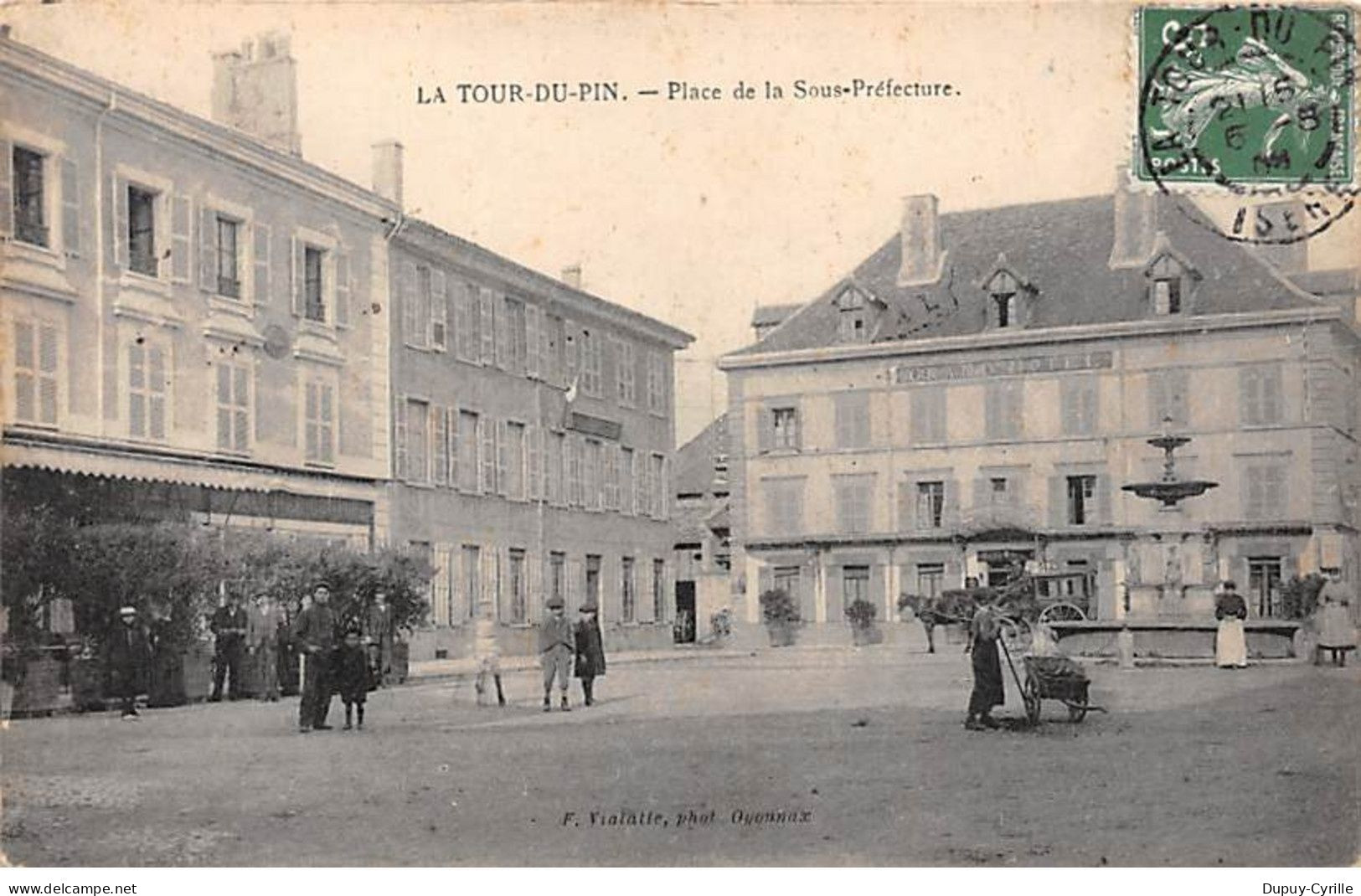 LA TOUR DU PIN - Place de la Sous Préfecture - très bon état