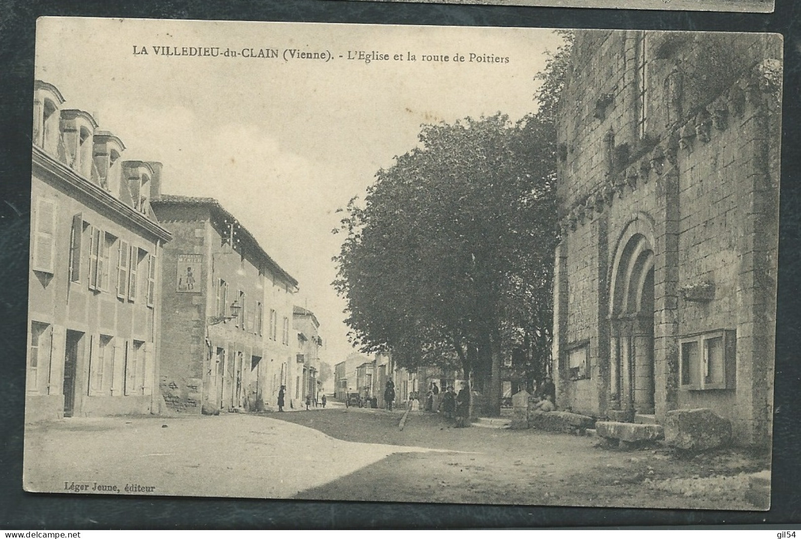 La Villedieu-du-Clain. ( vienne )  - L'Eglise et la Route de Poitiers   maca 4722