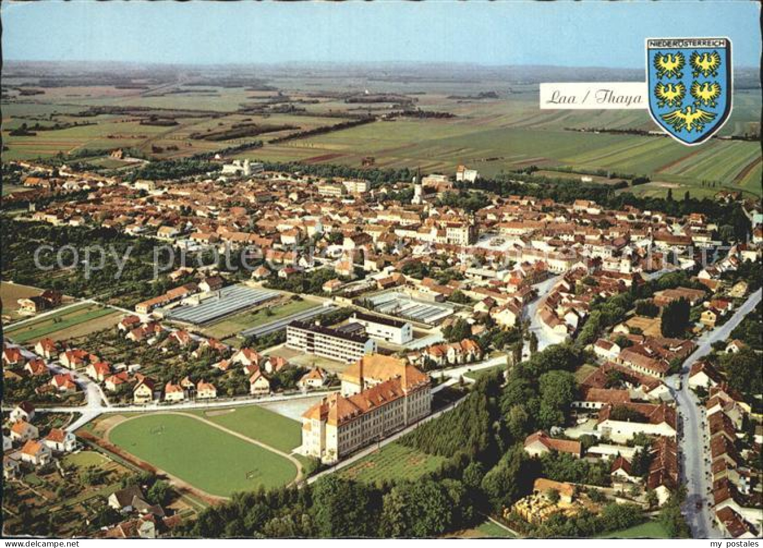 Laa Thaya Fliegeraufnahme mit Stadtmauer und Wasserburg