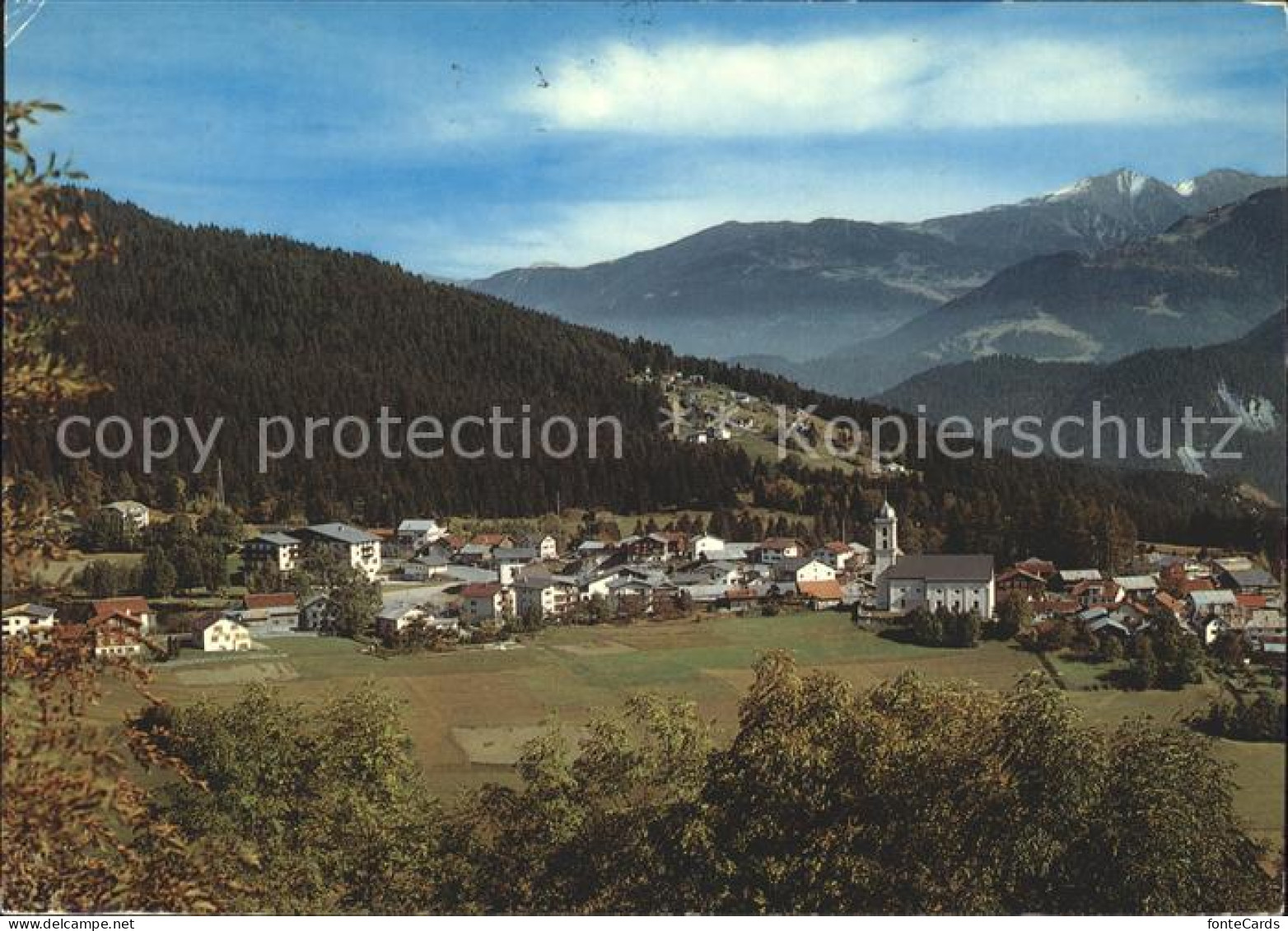 Laax Gesamtansicht mit Alpenpanorama