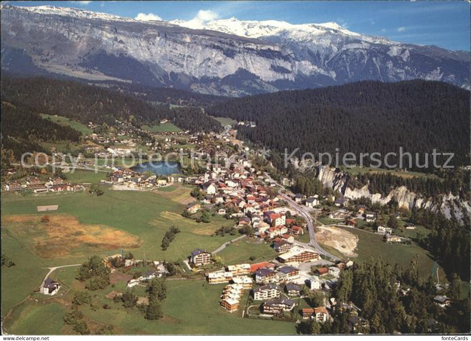 Laax Totalansicht mit Flimserstein und Ringelspitze