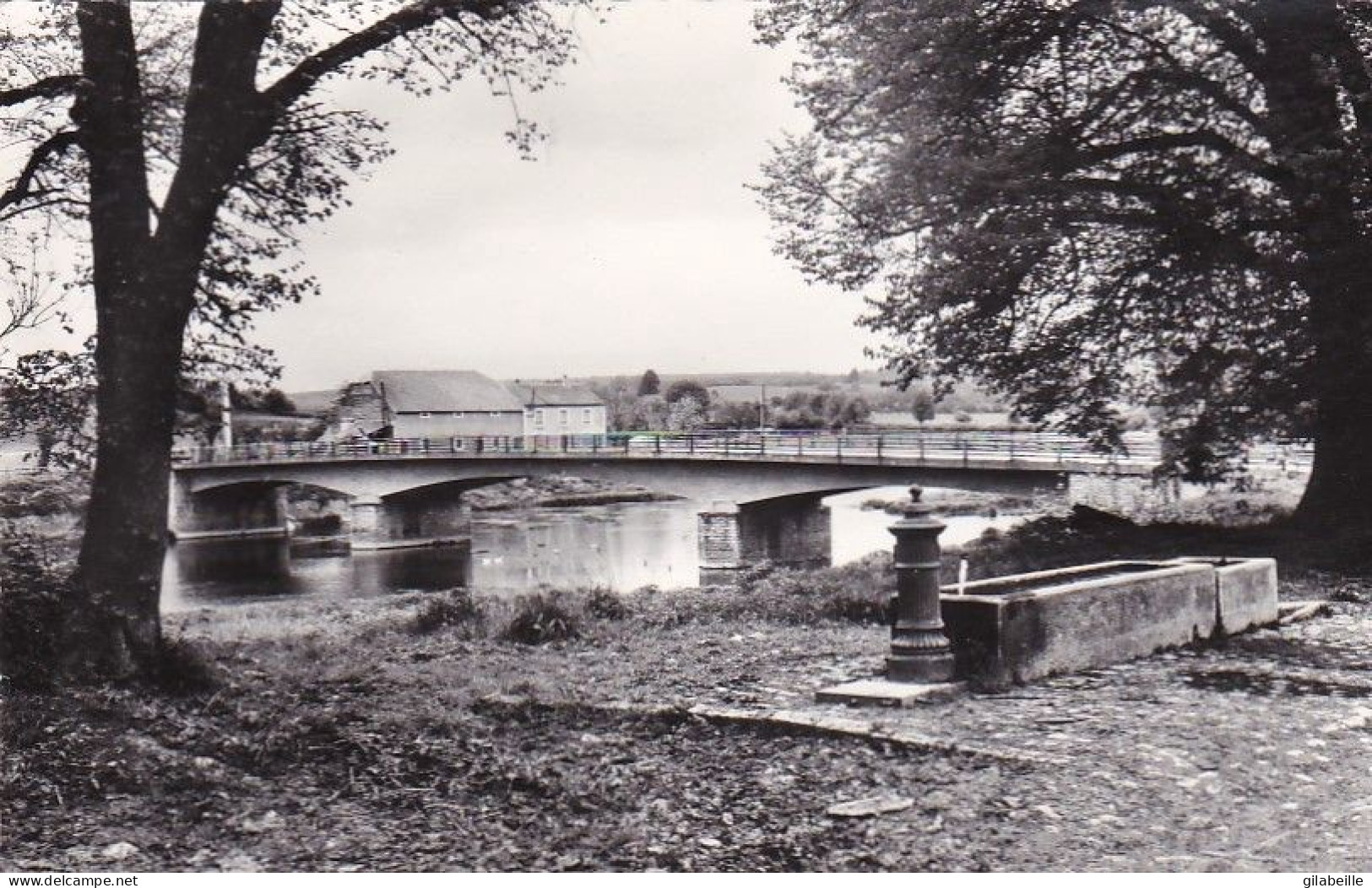 LAICHES sur SEMOIS - CHASSEPIERRE - le pont et l'abreuvoir