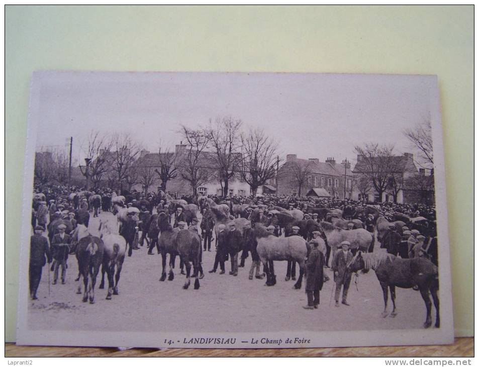 LANDIVISIAU (FINISTERE) L´AGRICULTURE. LES MARCHES AUX CHEVAUX. LE CHAMP DE FOIRE.