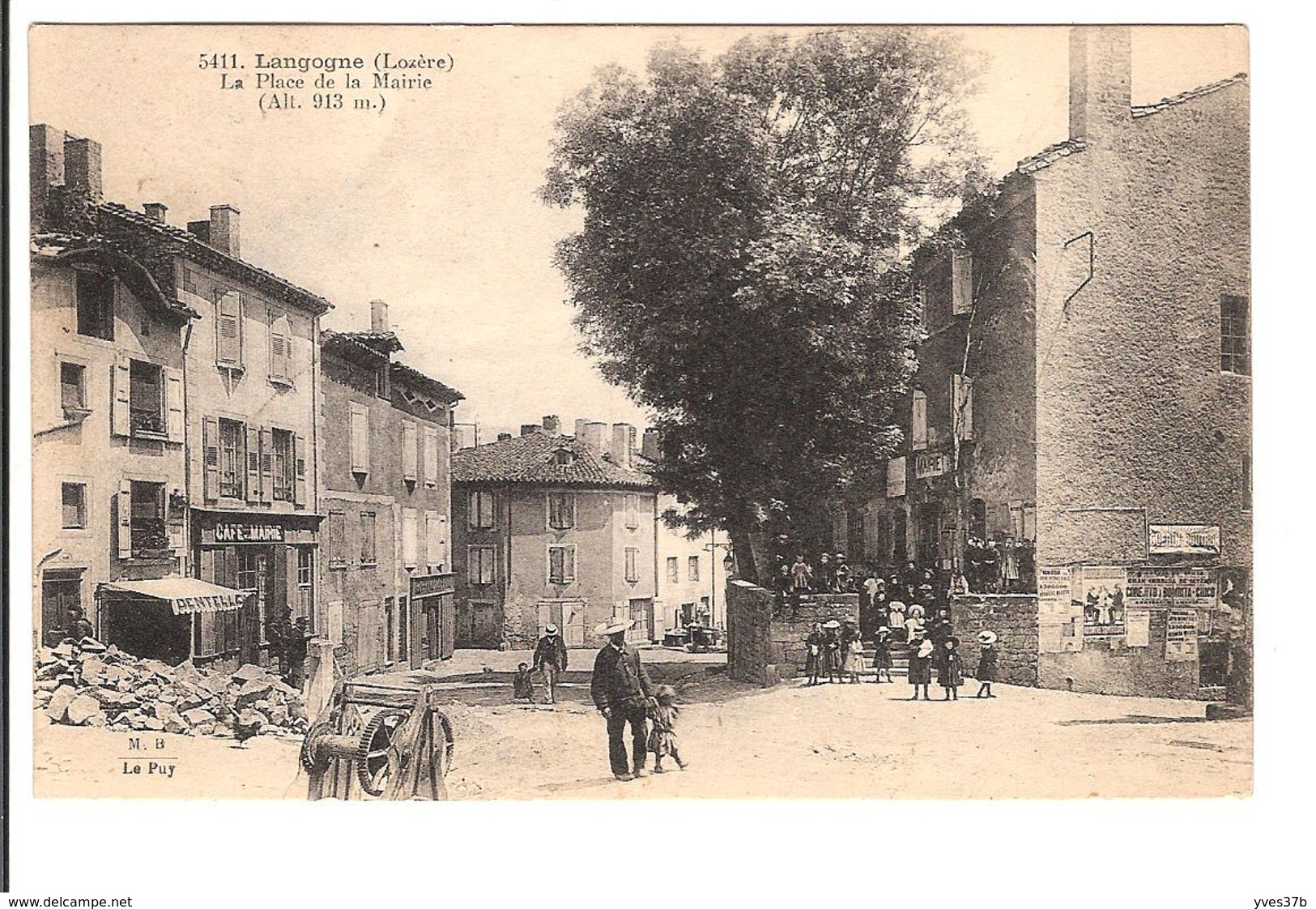 LANGOGNE - La place de la mairie