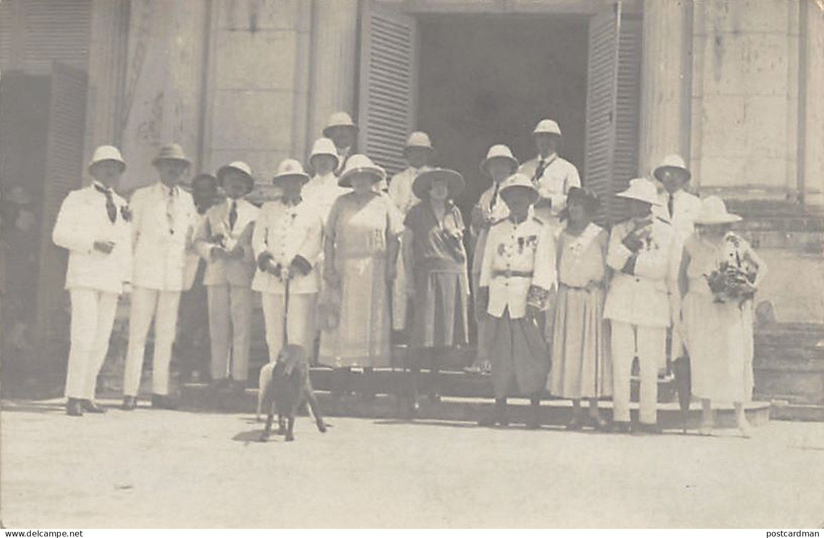 Laos - Sisavong Vong, roi du Laos, devant l'ancienne résidence-supérieure - CARTE PHOTO - Ed. inconnu