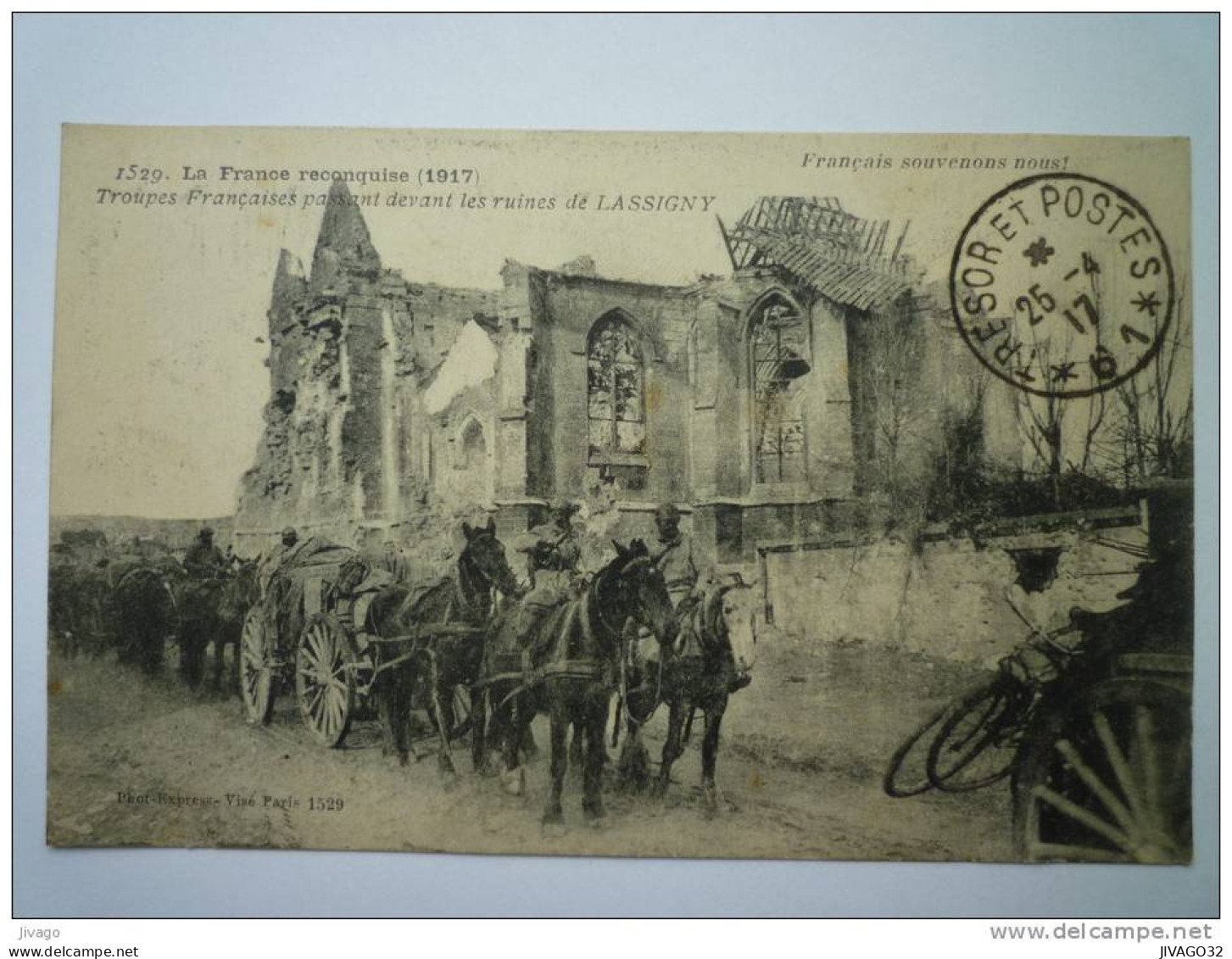 LASSIGNY  (Oise)  :  Troupes Françaises passant devant les ruines de Lassigny.