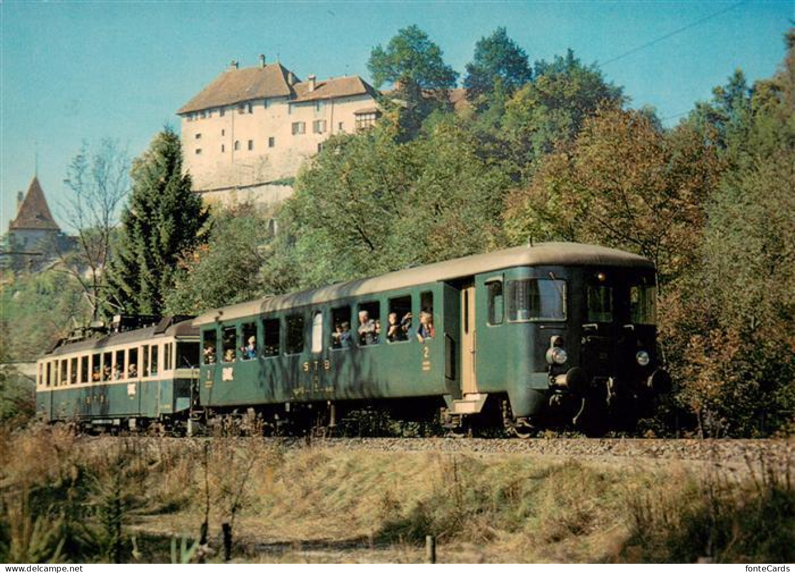 Laupen BE Pendelzug der Sensetalbahn Schloss Laupen