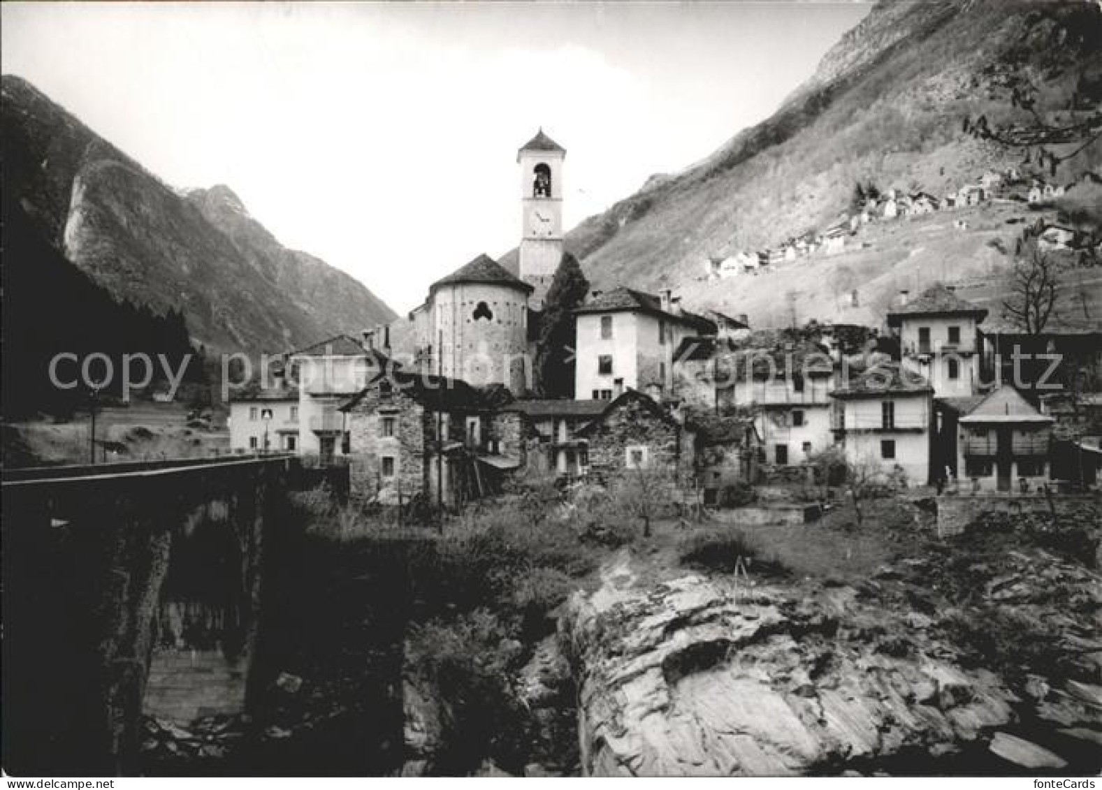 Lavertezzo Dorfpartie mit Bruecke