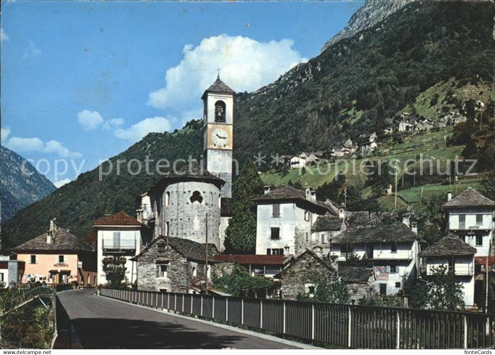 Lavertezzo Ortsblick mit Kirche