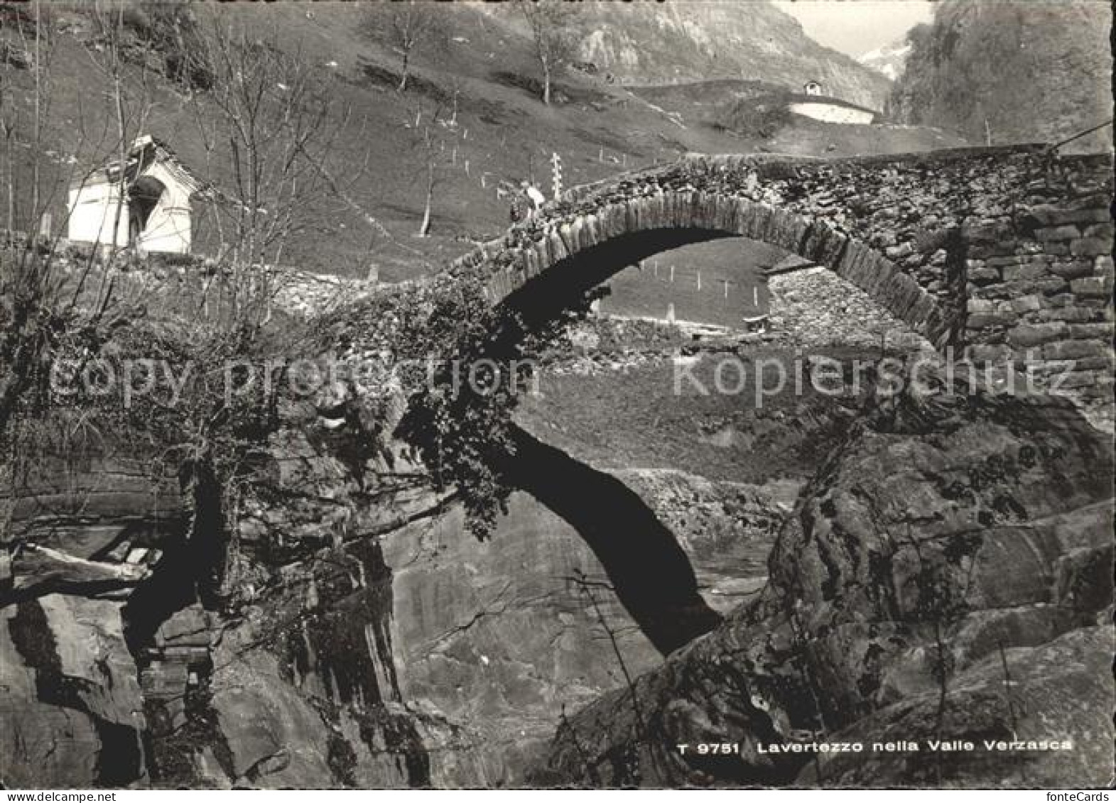 Lavertezzo Steinbruecke Verzascatal