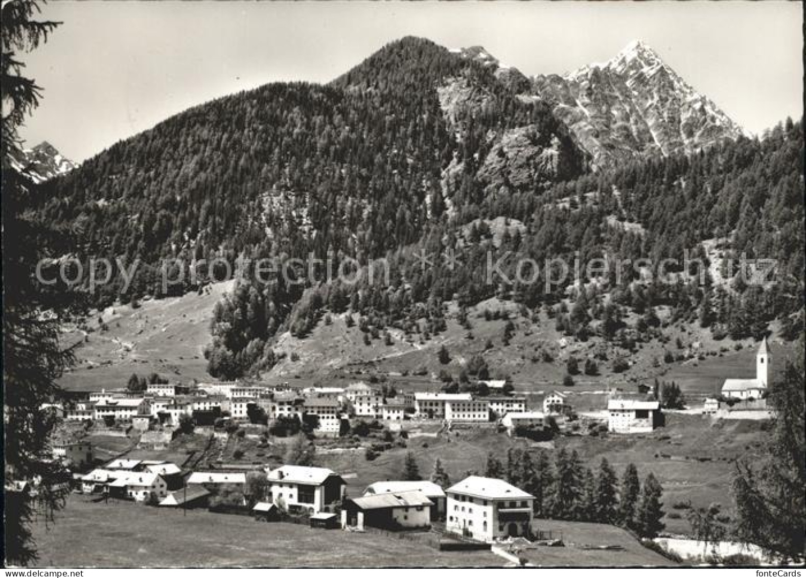 Lavin Ortsansicht mit Kirche Piz Linard Silvretta