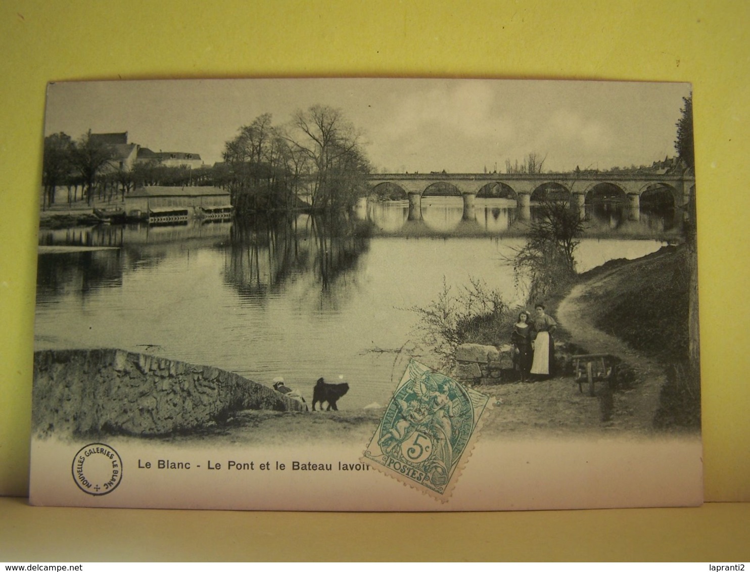 LE BLANC (INDRE) LE PONT ET LE BATEAU LAVOIR.