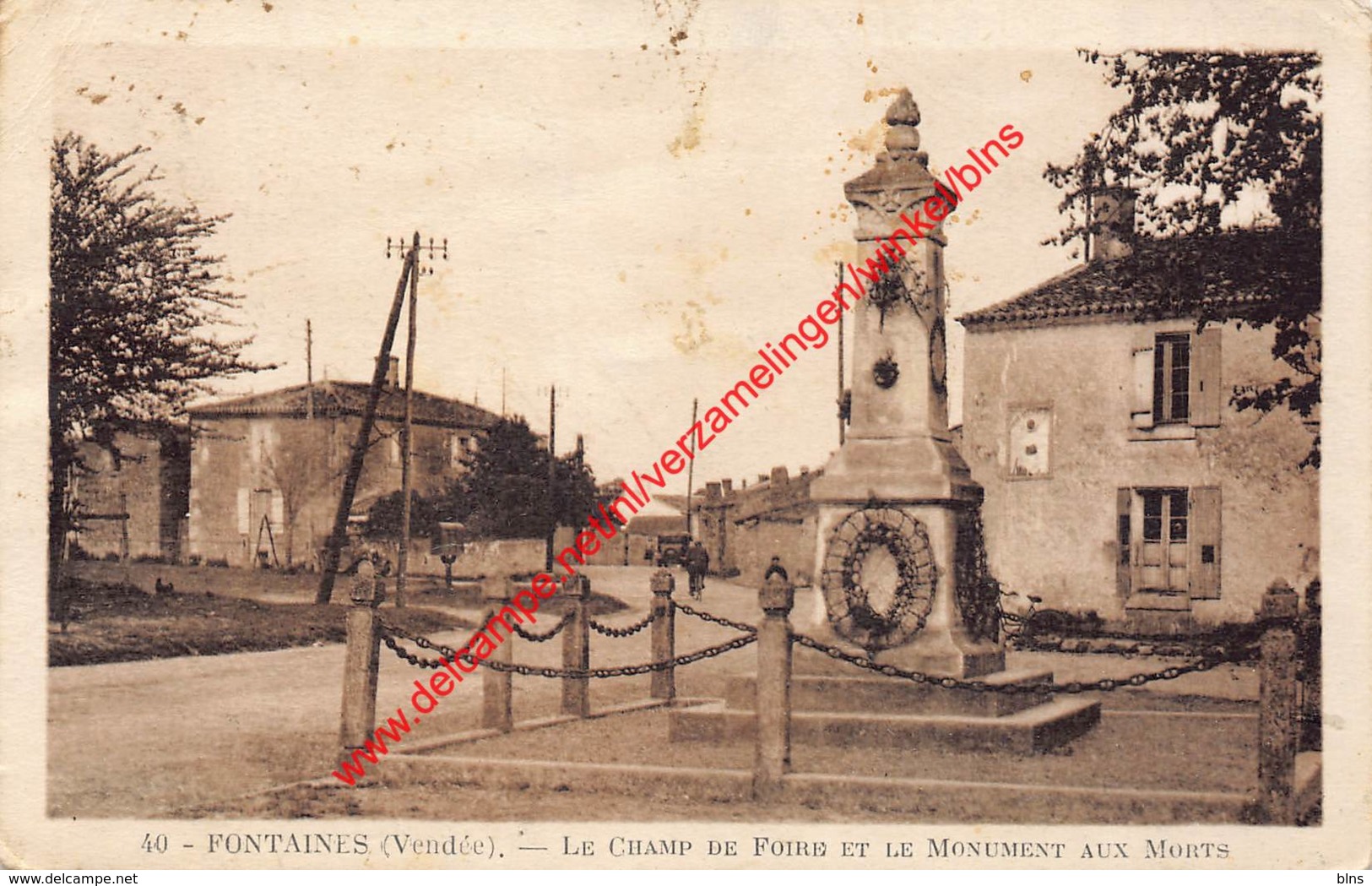 Le Champ de Foire et le Monument aux Morts - Fontaiens Fontenay le Comte - (85) Vendée