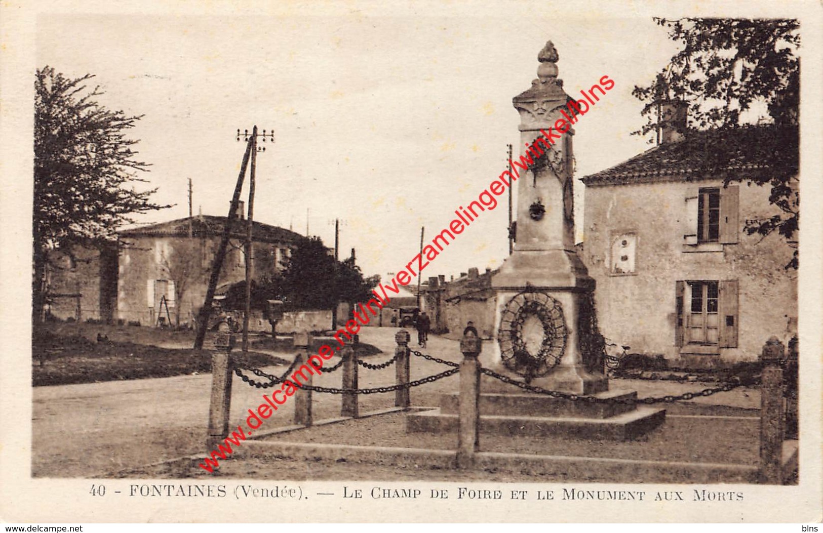 Le Champ de Foire et le Monument aux Morts - Fontaiens Fontenay le Comte - (85) Vendée