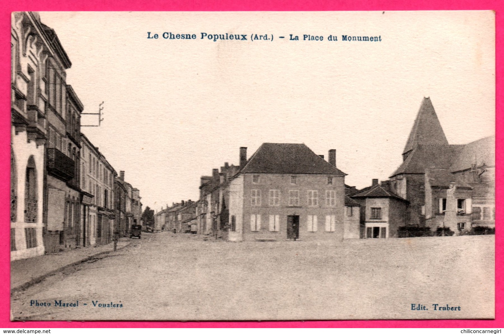 Le Chesne Populeux - La Place du Monument - Édit. TRUBERT - Photo MARCEL Vouzlers