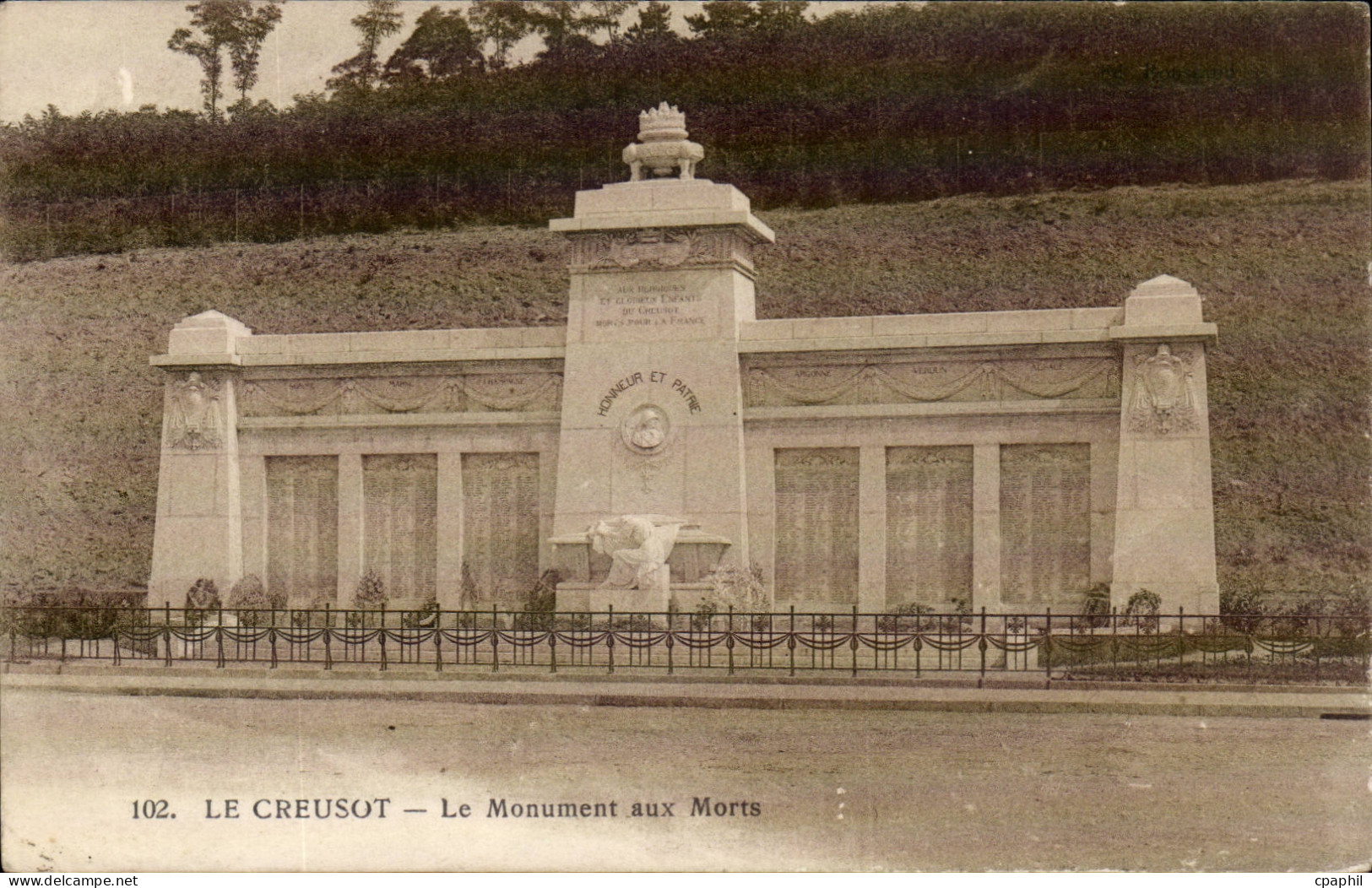 Le creusot CPA Le monument aux morts