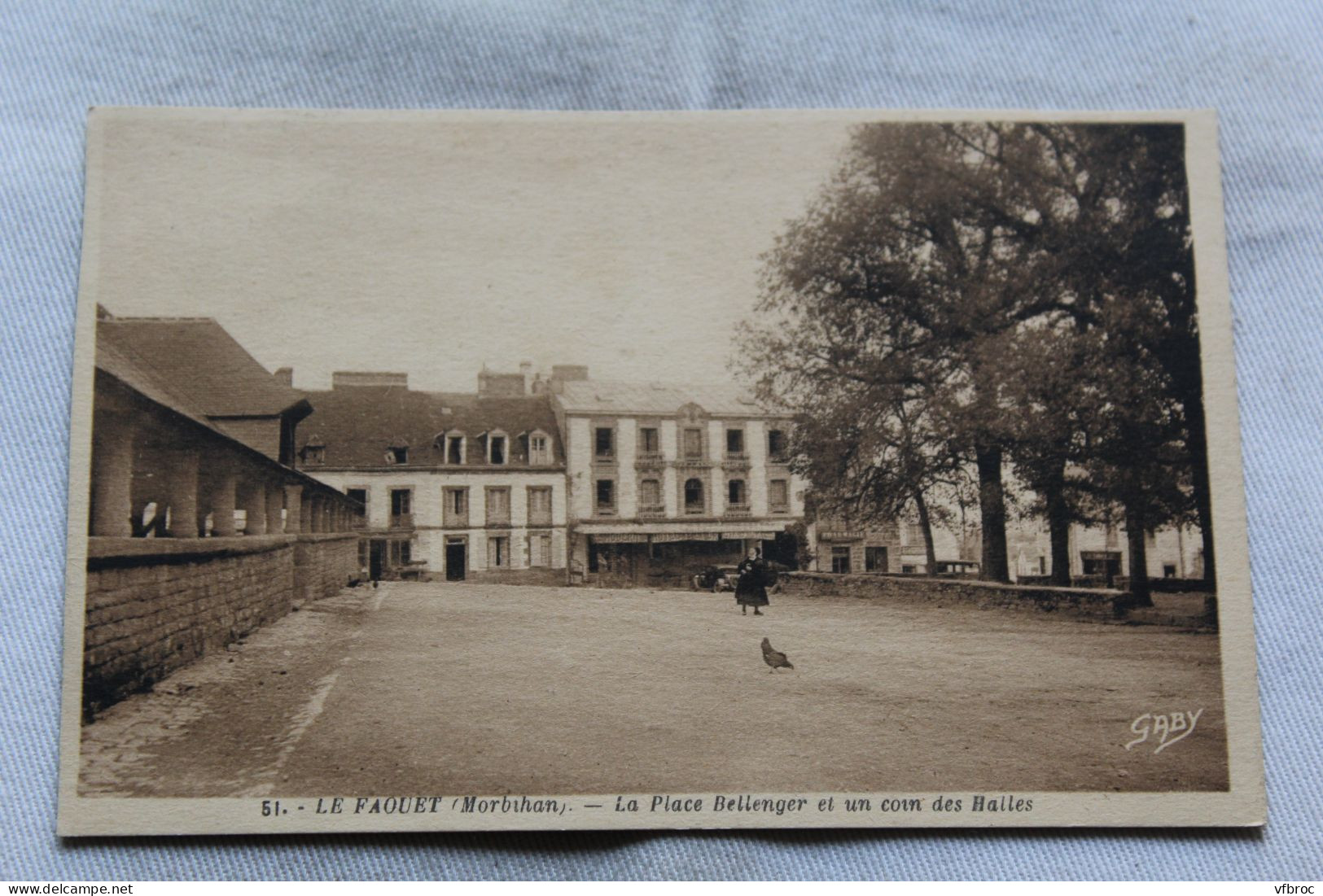 le Faouet, la place Bellenger et un coin des halles, Morbihan 56