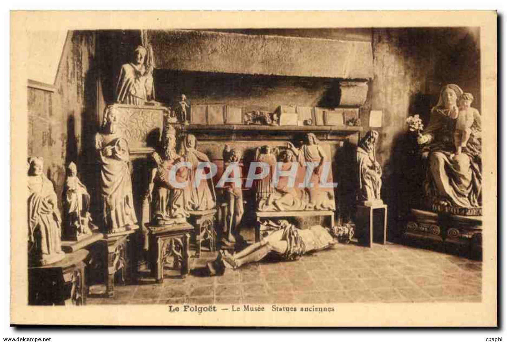Le Folgoet CPA Le musee Statues anciennes