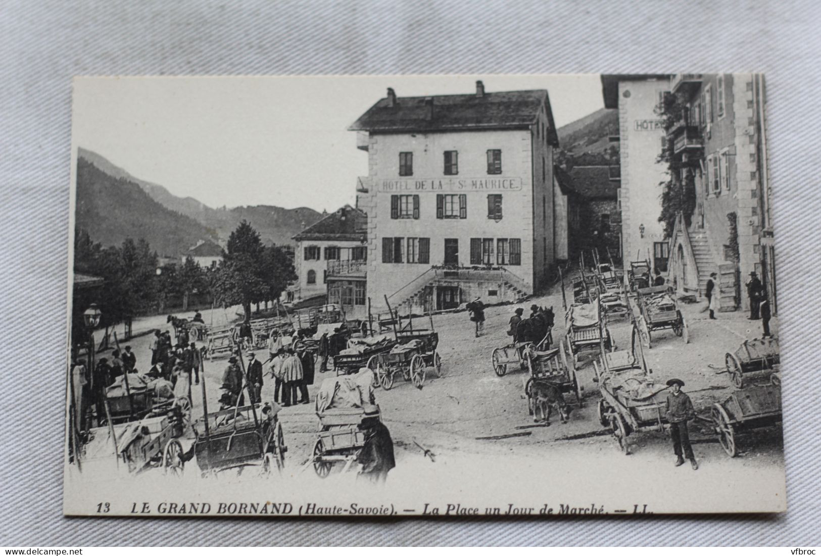 Le Grand Bornand, la place un jour de marché, Haute Savoie 74