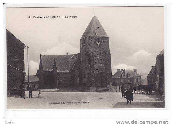 Le Horps , environs de Lassay , l'église et une rue animée