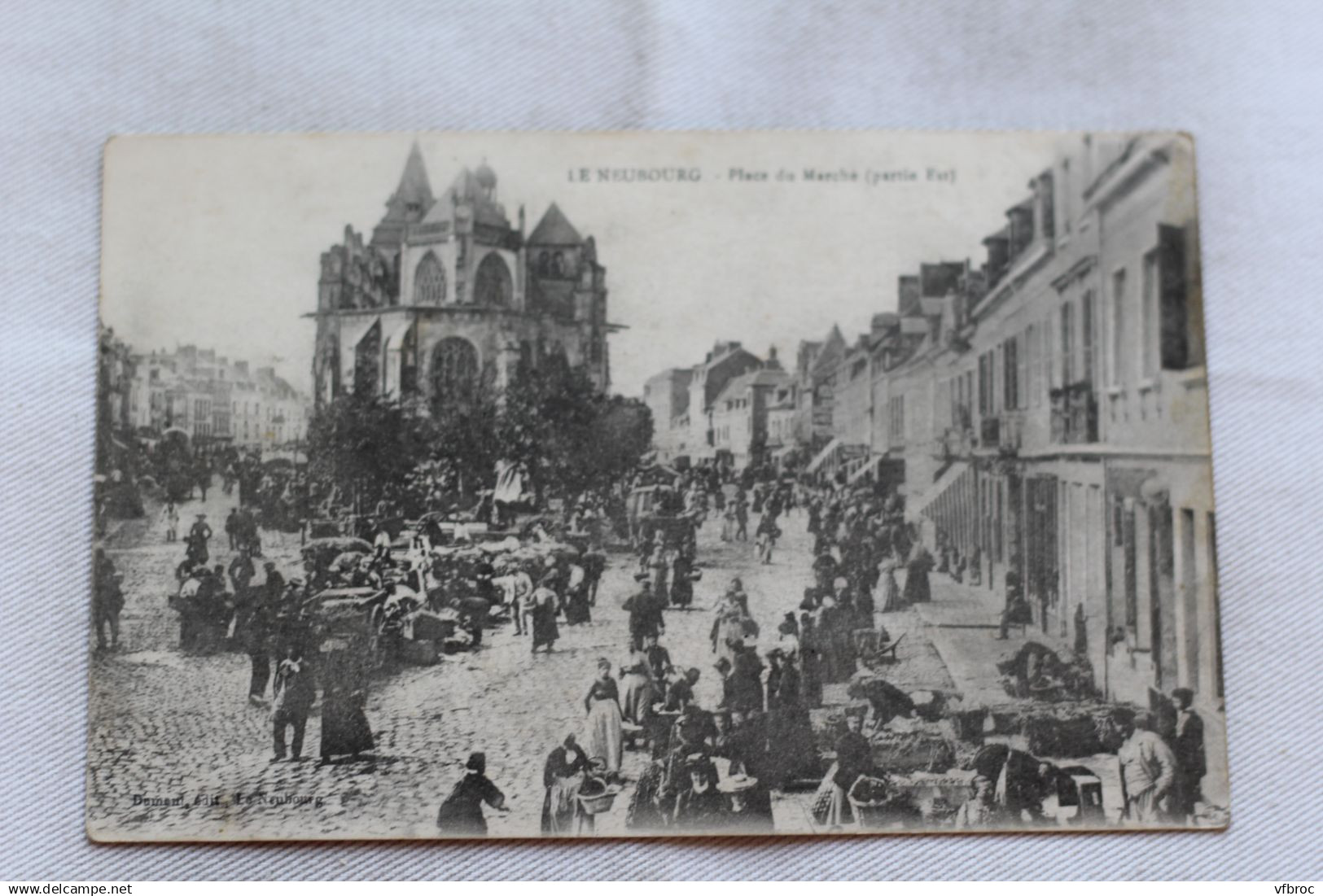 Le Neubourg, place du marché, partie Est, Eure 27