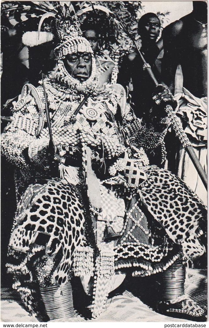 Le Niymi, roi des Ba-Kuba, en tenue d\'apparat