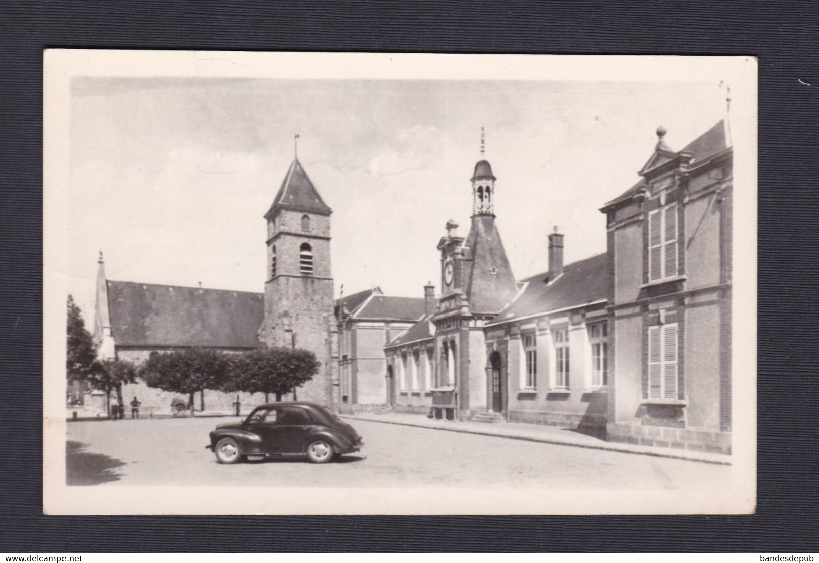 Le Perray en Yvelines (78) Eglise et Mairie  ( voiture Renault 4CV  51114)