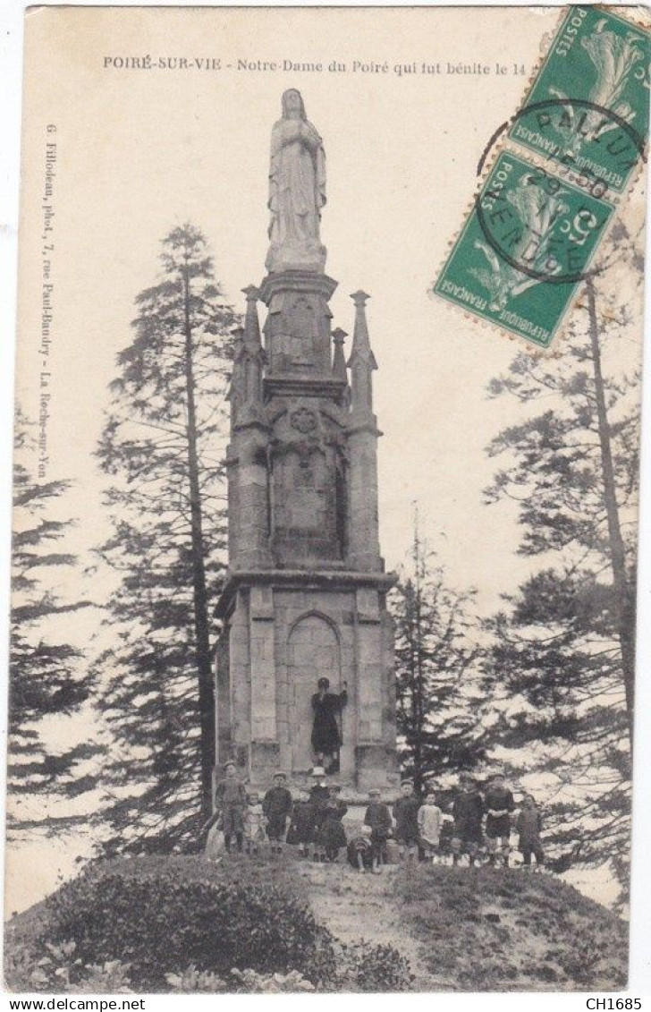 LE POIRÉ-sur-VIE (85) Enfants devant Notre-Dame-du-Poiré
