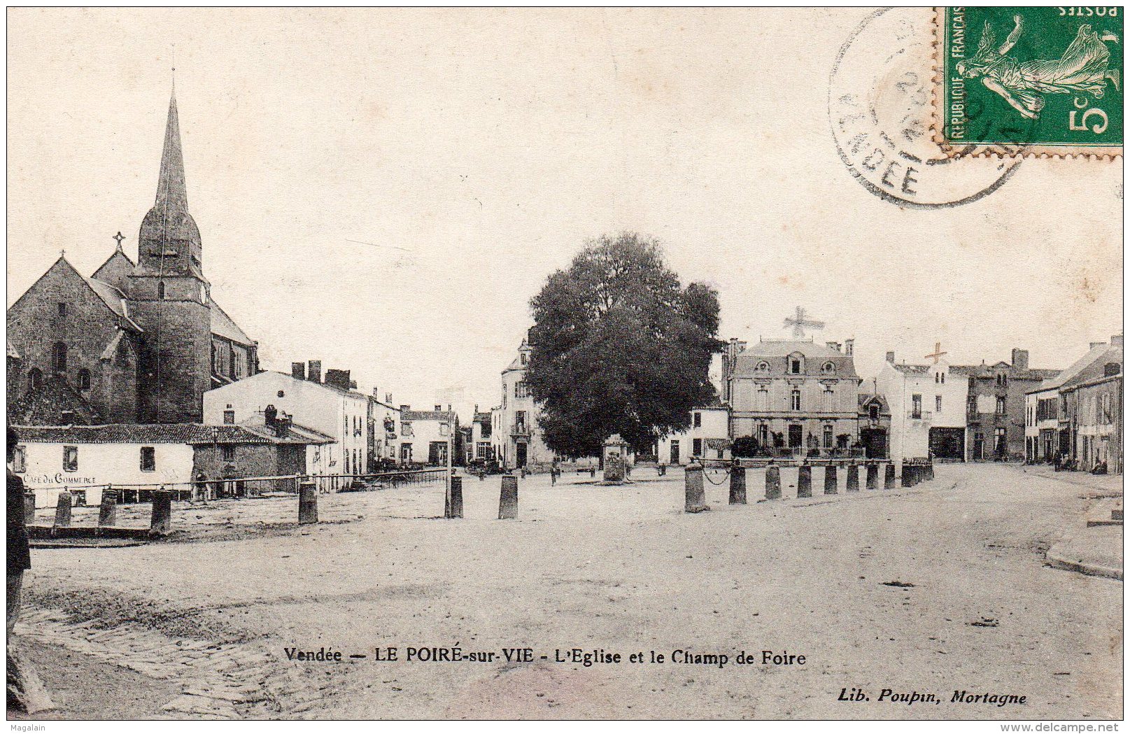 Le Poiré sur Vie : l'église et le champ de foire