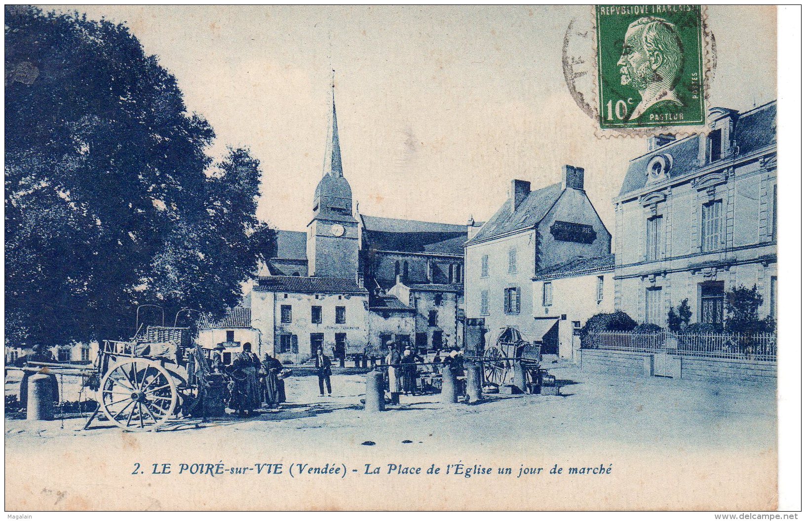 Le Poiré sur Vie : la place de l'église un jour de foire