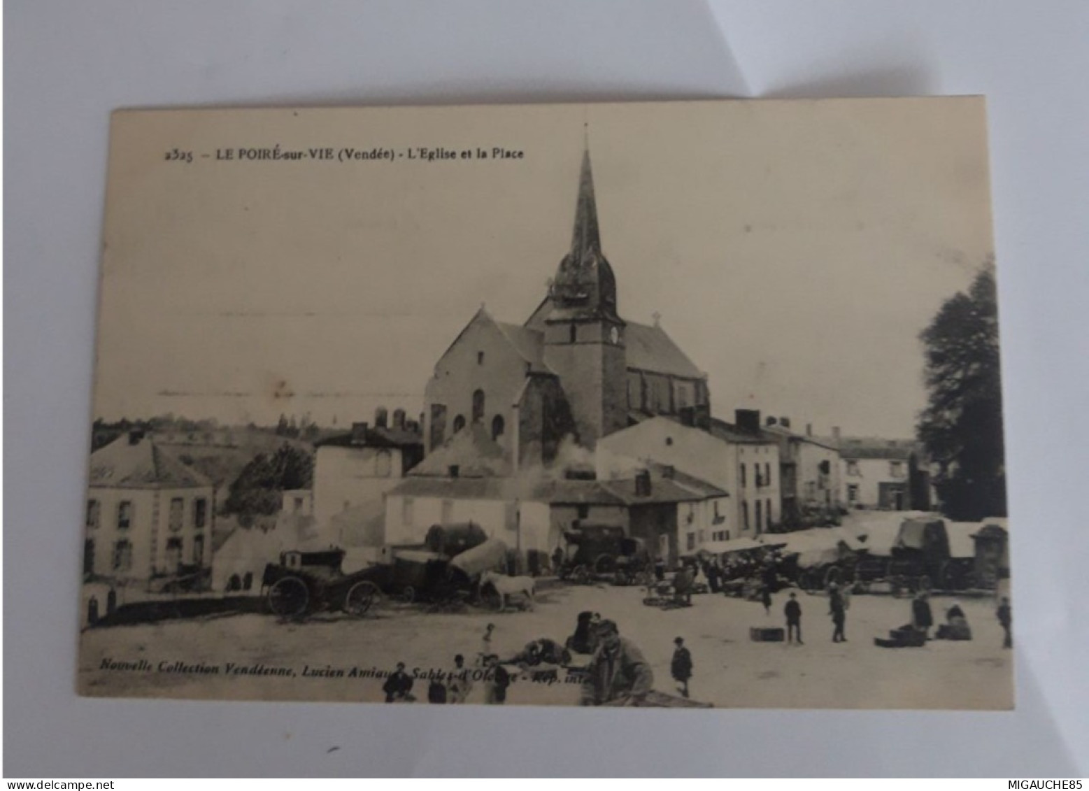 le Poiré-sur -vie   N 2325   L Eglise et la place