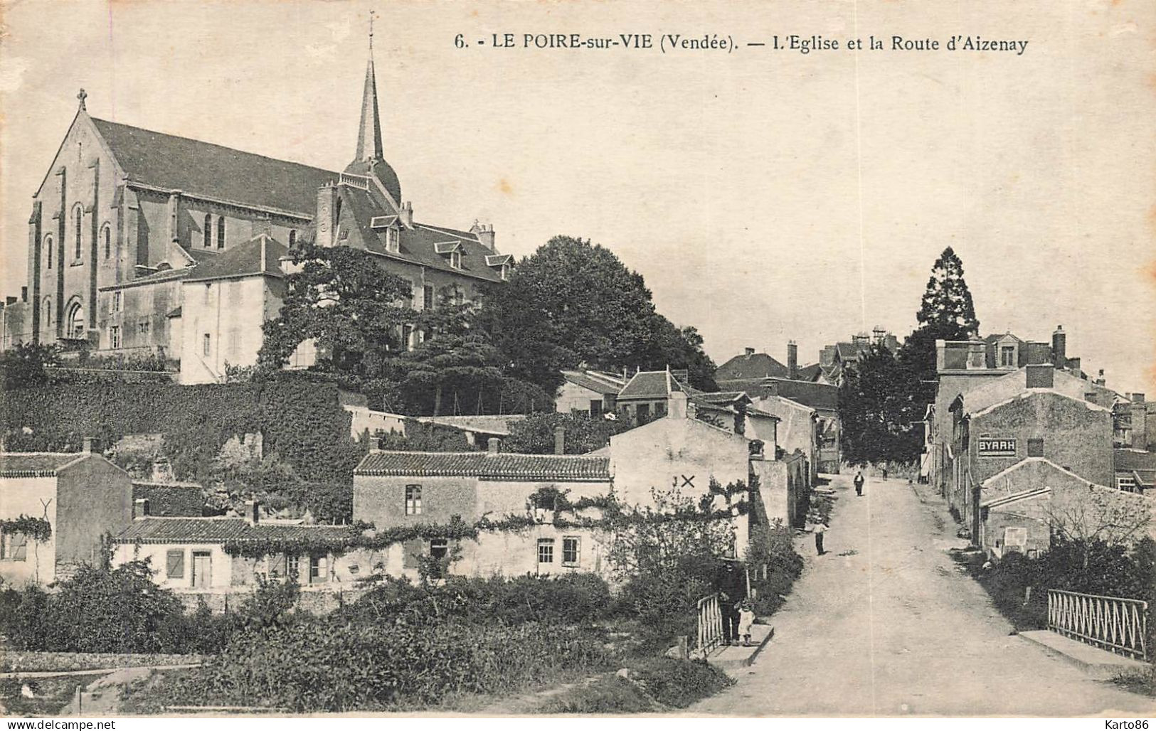 le poiré sur vie * route d'aizenay et l'église du village