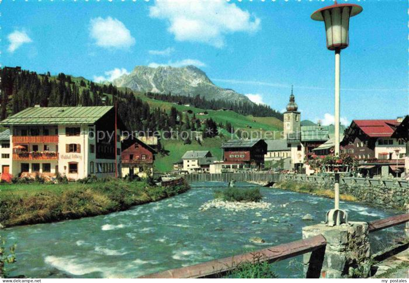 LECH  Arlberg Vorarlberg AT Partie am Lech Blick zur Kirche
