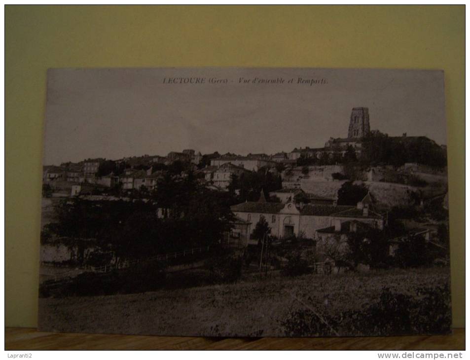 LECTOURE (GERS) VUE D´ENSEMBLE ET REMPARTS.