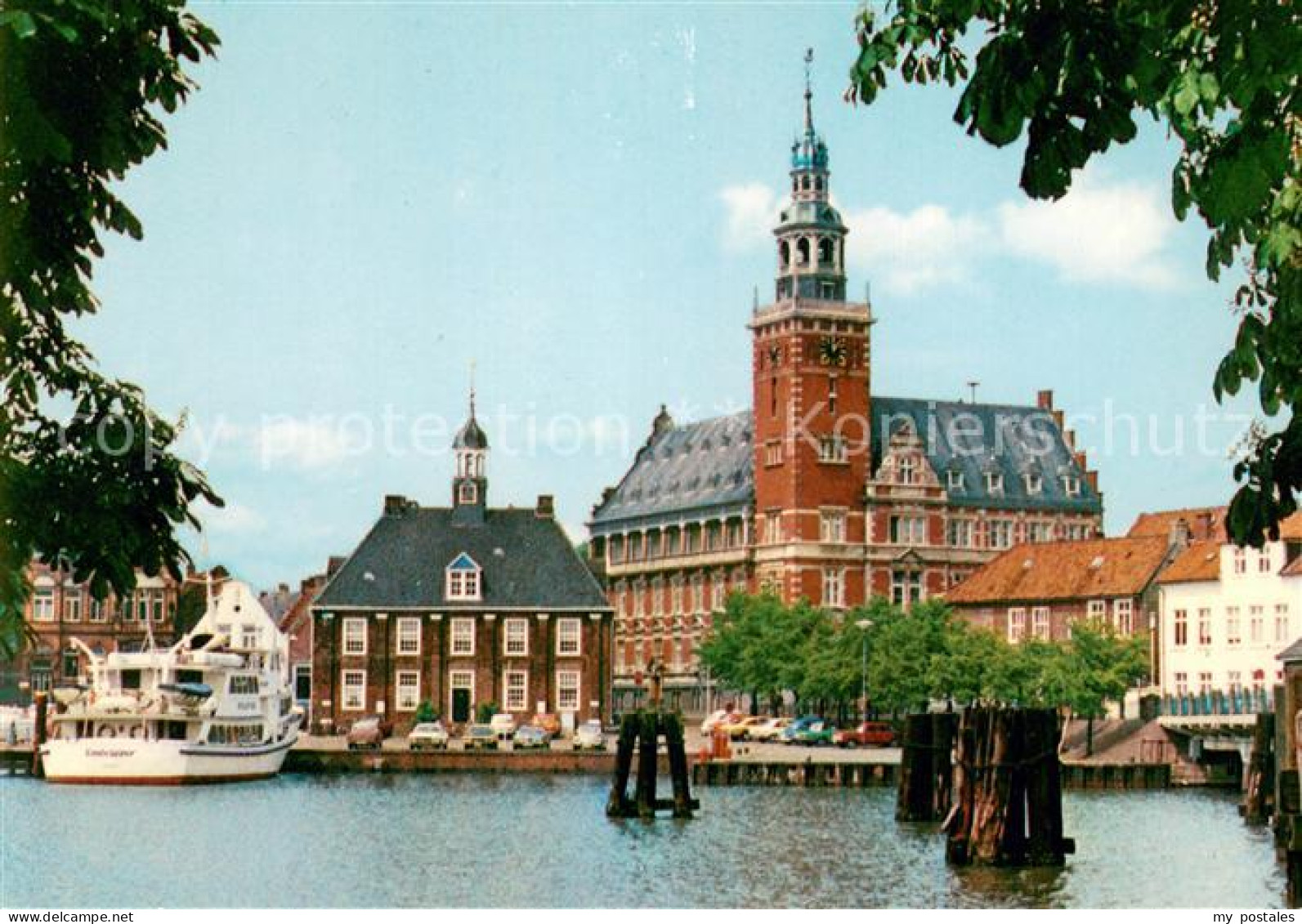 Leer Ostfriesland Hafen mit Rathaus