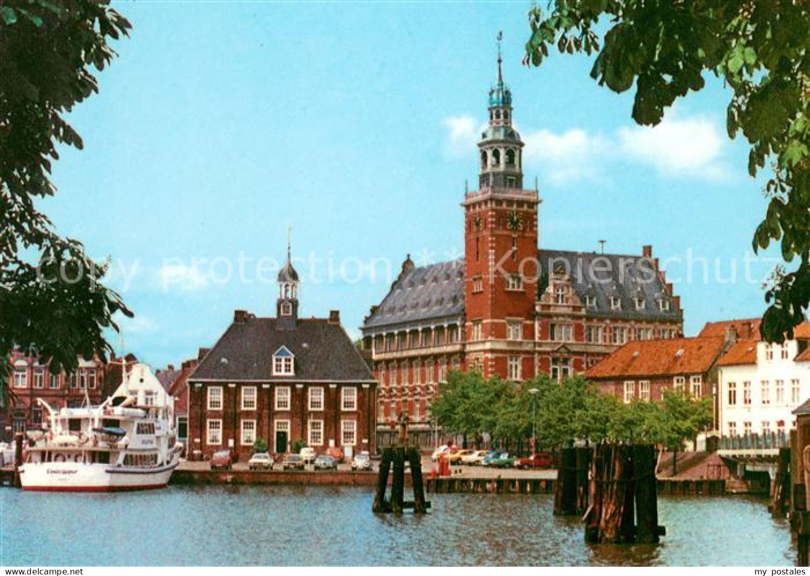 Leer Ostfriesland Hafen mit Rathaus
