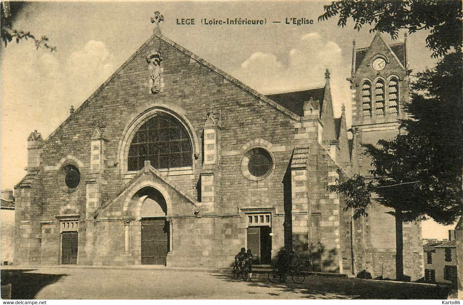 legé * la place de l'église