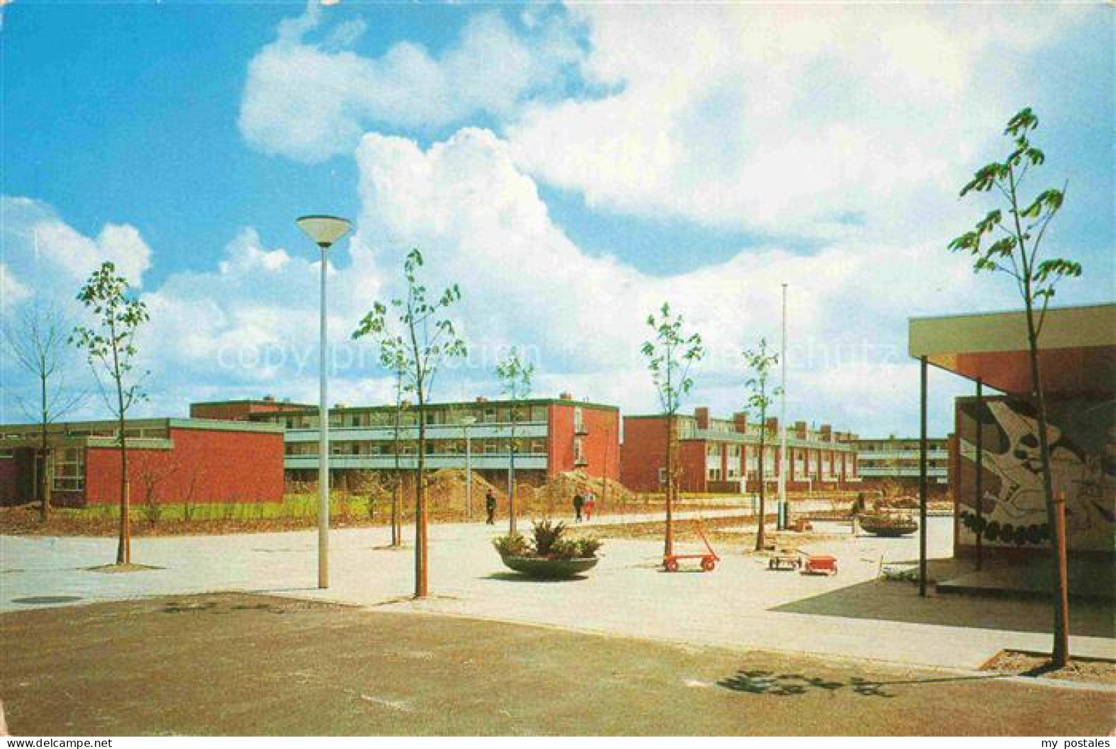 Lelystad Leliestad Flevoland NL Neue-Wohnanlage Wohnblock Platz Laternen Baeume