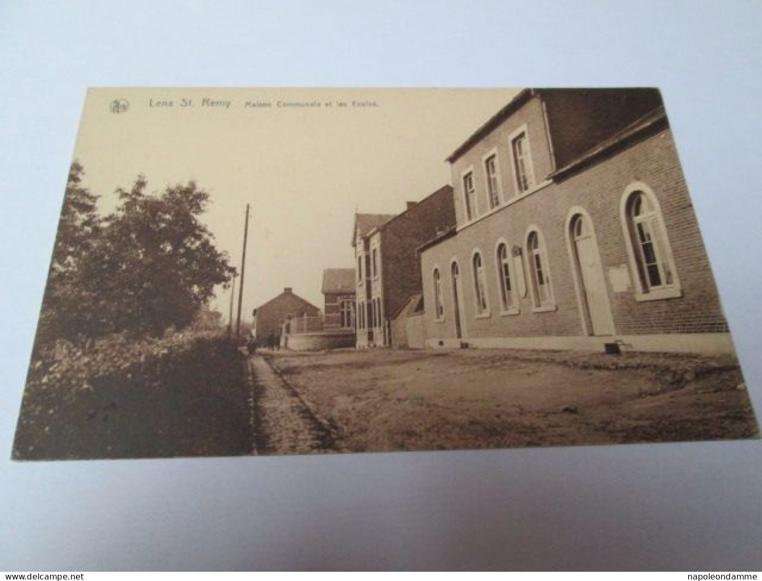 Lens St Remy, Maison Communale et les Ecoles