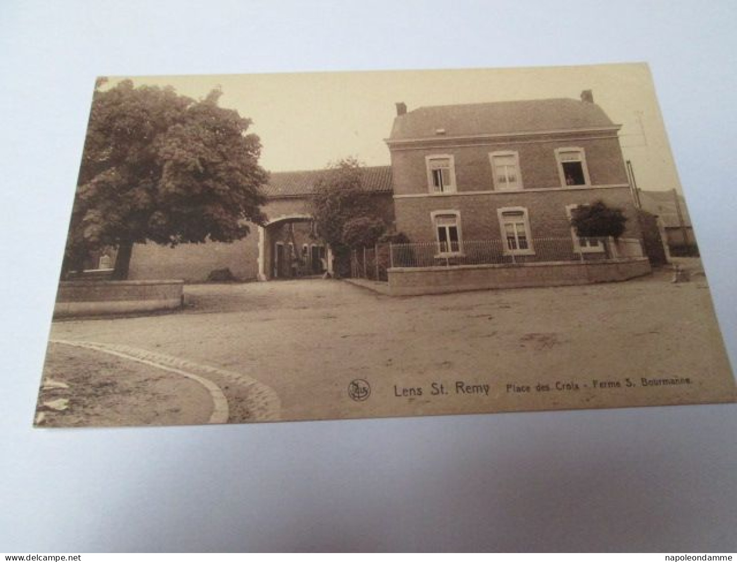 Lens St Remy, Place des Croix,