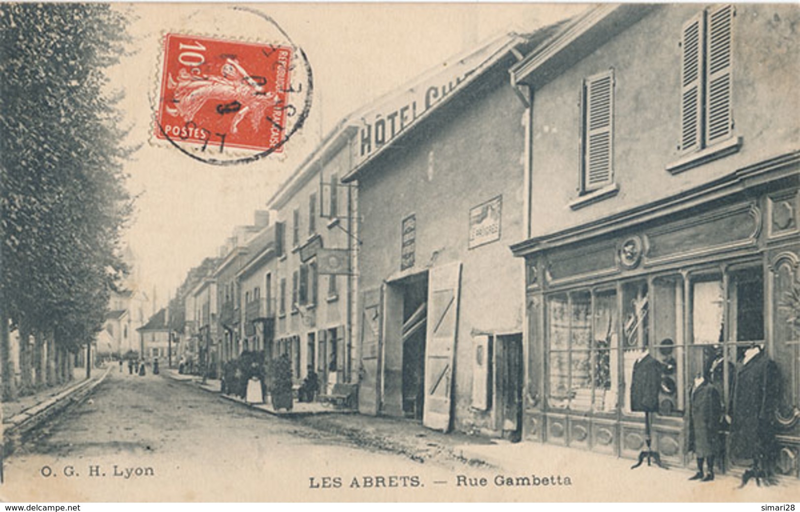 LES ABRETS - RUE GAMBETTA