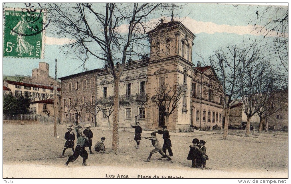 LES ARCS-SUR-ARGENS PLACE DE LA MAIRIE ENFANTS QUI JOUENT (CARTE COLORISEE)