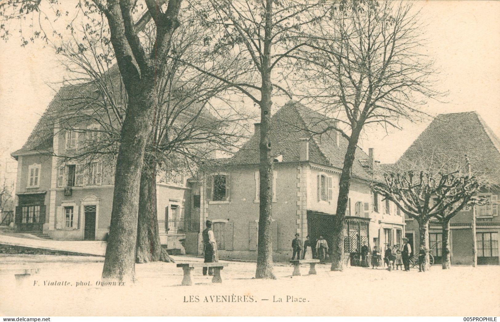 LES AVENIERES * LA PLACE * ANIMEE * PHOTO VIALATTE * 1906